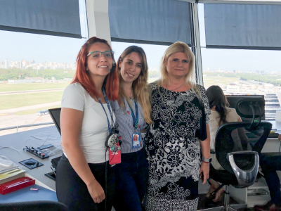Gabriela Logatto junto al equipo operativo en Aeroparque