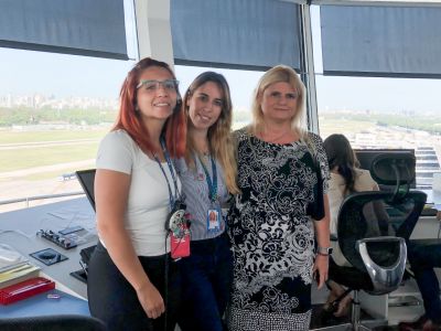 Gabriela Logatto junto al equipo operativo en Aeroparque