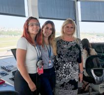 Gabriela Logatto junto al equipo operativo en Aeroparque