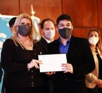 Entrega de becas en Comodoro Rivadavia.