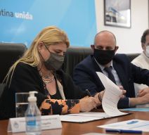 Firma del acuerdo con el INVAP.